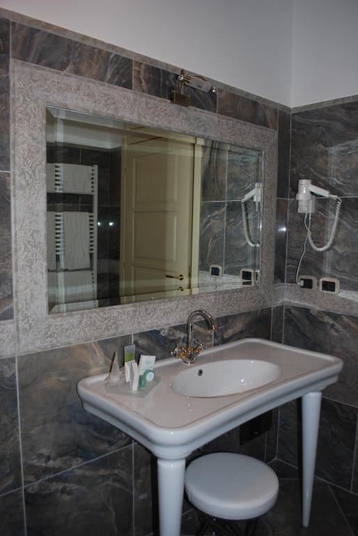 Regina Di Saba - Hotel Villa Per Ricevimenti Grottaminarda Quarto foto